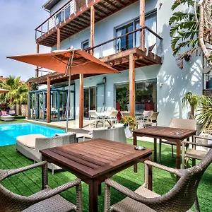 The One 8 In Point - Solar Power Hotel